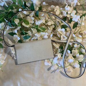 G.H. Bass & Co. Womens Cream Leather Crossbody Wallet